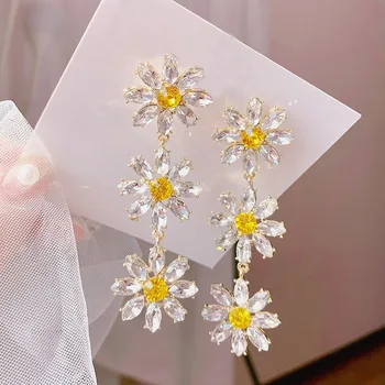 Huitan Korėja Šviežių Daisy Moterų Lašas Auskarai Ilgio 3 Gėlės Blizga CZ Elegantiškas Priedai Kasdien Dėvėti Mergina Mados Auskarai Papuošalai